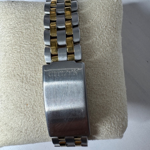 Citzen's Men's Gold & silver Tone Black Dial Watch - Picture 6 of 8